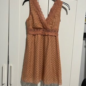 Vastido con encaje corto sin mangas